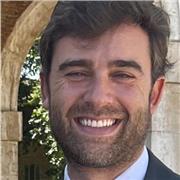 Economista, capacitado para dar clases a todos los alumnos.